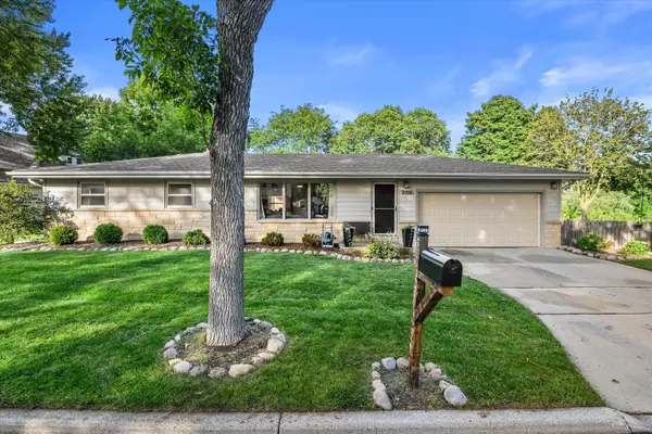 2006 N 107th St, Wauwatosa, WI 53226