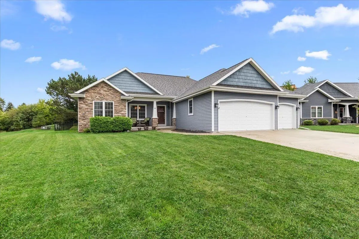 453 Western Ct, West Bend, WI 53095 - #1
