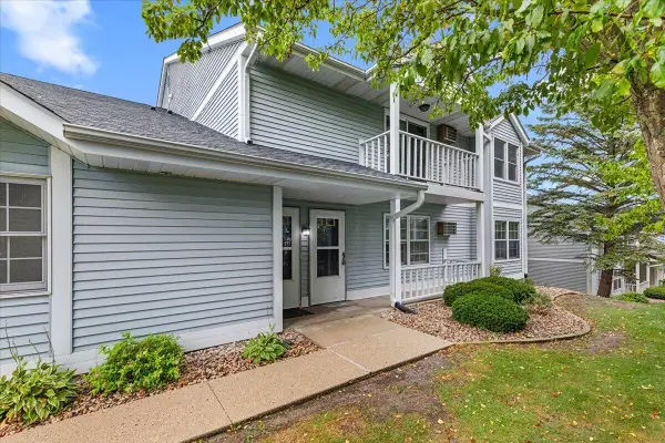 621 Barrington Ct, West Bend, WI 53095