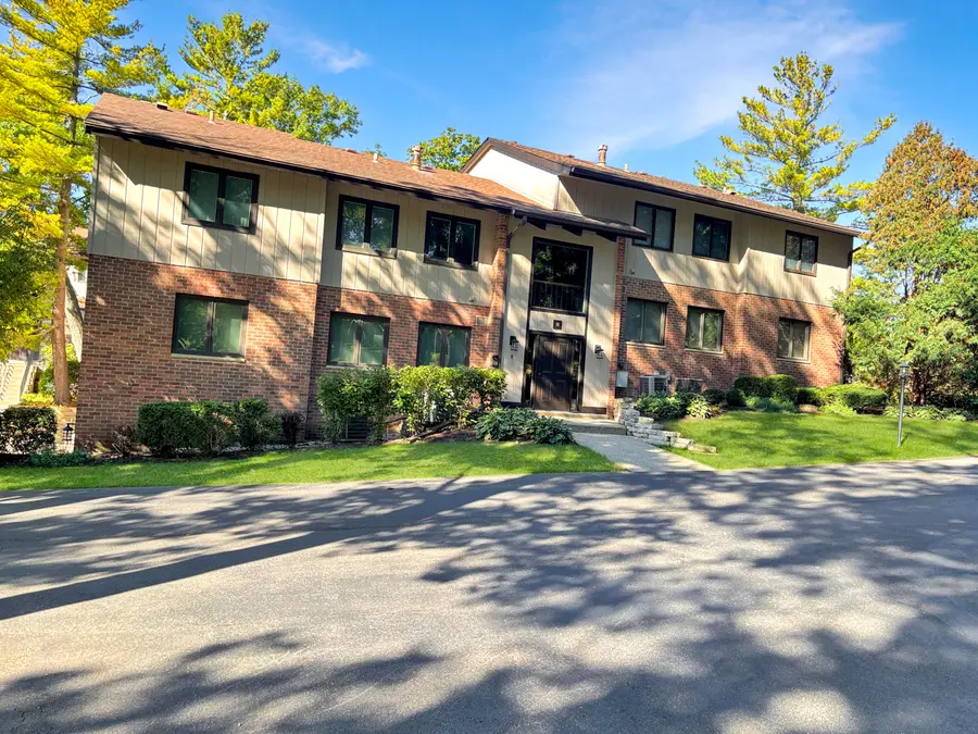 1070 S Lake Shore Dr, Lake Geneva, WI 53147 - #2