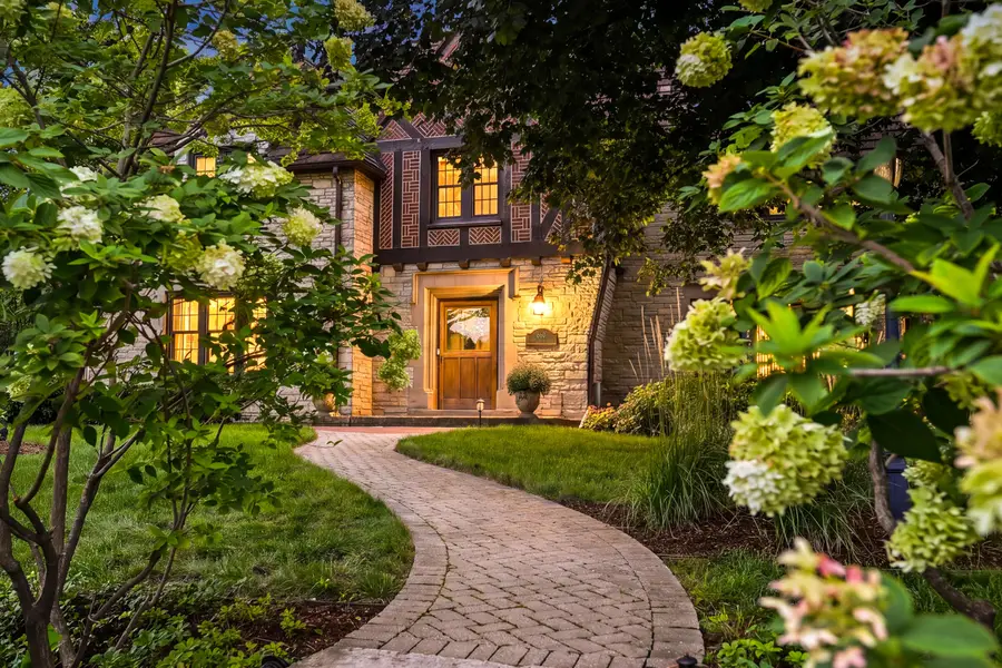 660 Honey Creek Pkwy, Wauwatosa, WI 53213 - #2
