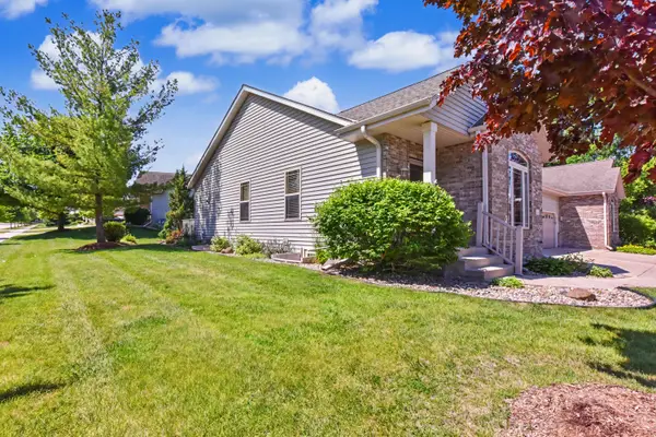 124 Meehan Cir, West Bend, WI 53095