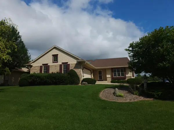N66W15400 Raven Way Dr, Menomonee Falls, WI 53051