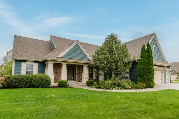 1724 Moccasin Trl, Waukesha, WI 53189