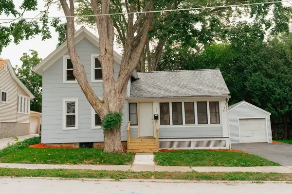 237 Waverly Pl, Waukesha, WI 53186