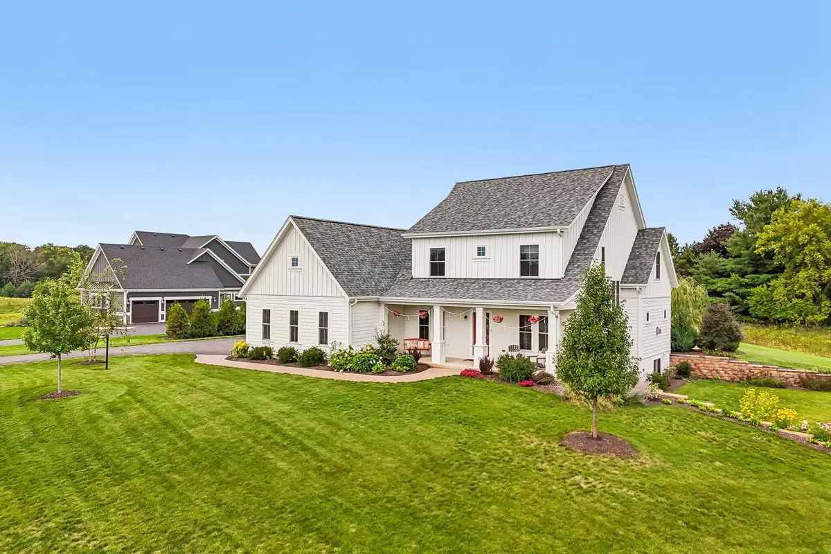 N52W30598 Moraine Dr, Hartland, WI 53029 - #1