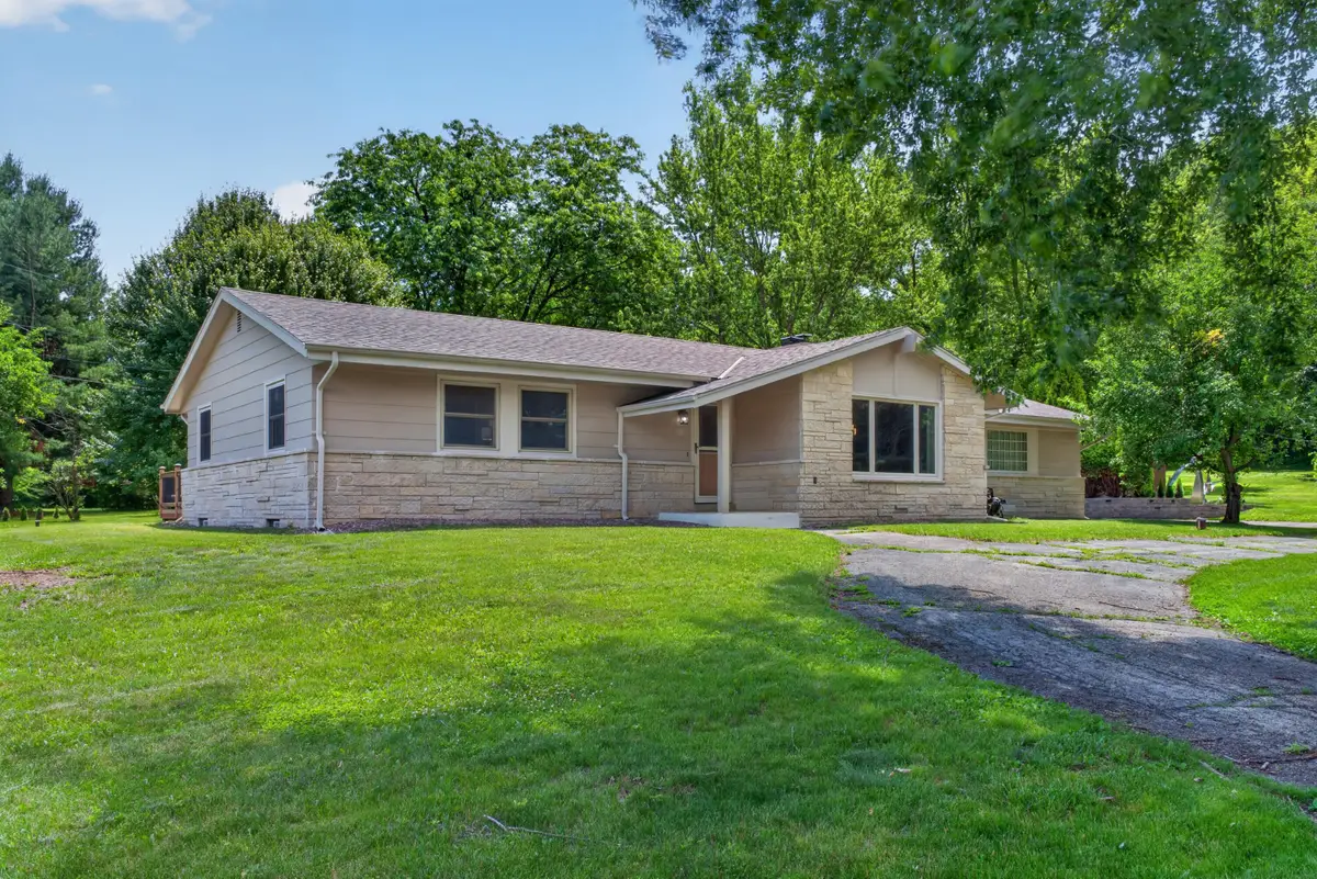 S94W23105 Meadow View Ln, Vernon, WI 53103 - #1