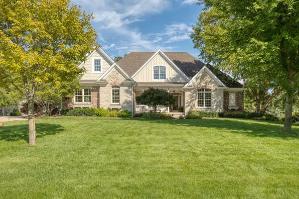 2120 Carriage Hills Dr, Delafield, WI 53018