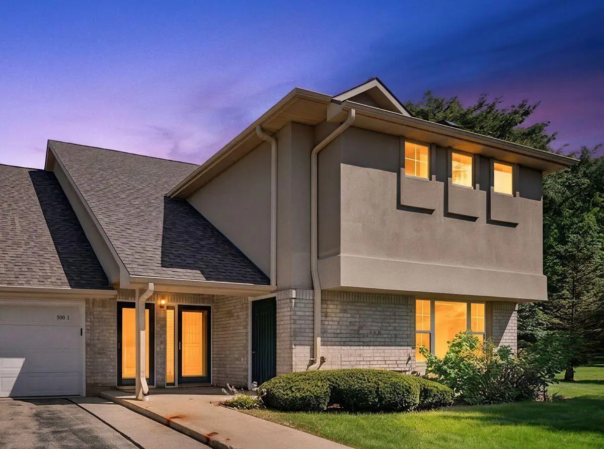 9056 W Elm Ct, Franklin, WI 53132 - #1
