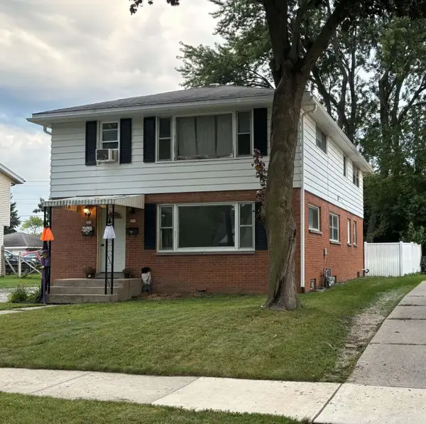 505 Gascoigne Dr, Waukesha, WI 53188
