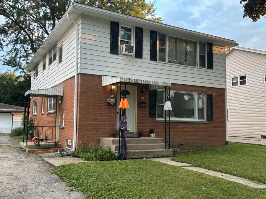 505 Gascoigne Dr, Waukesha, WI 53188 - #3
