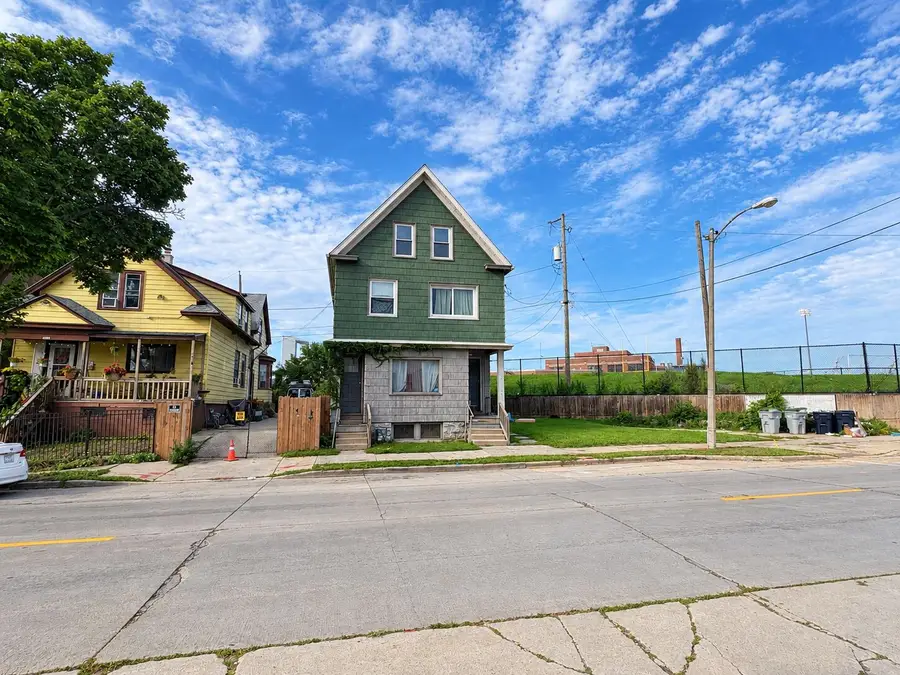 1002 W Becher St, Milwaukee, WI 53215 - #2