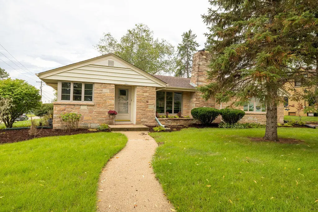201 Gardner Ave, Burlington, WI 53105 - #1
