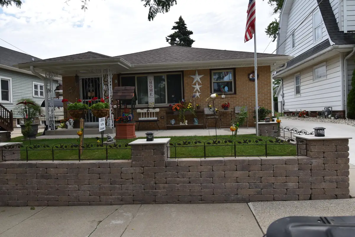 609 Blaine Ave, Racine, WI 53405 - #1