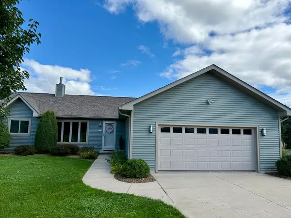 N7816 Maple Ridge Rd, Ixonia, WI 53066