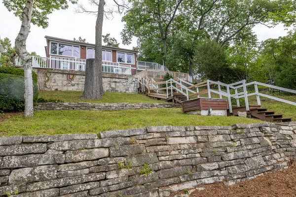 N52W34241 Gietzen Dr, Oconomowoc, WI 53069