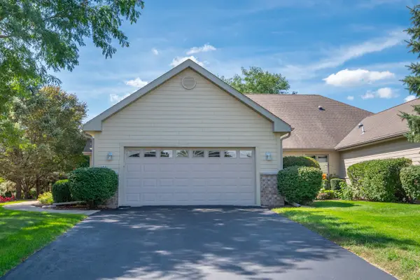 7043 S Lannonstone Ct, Franklin, WI 53132