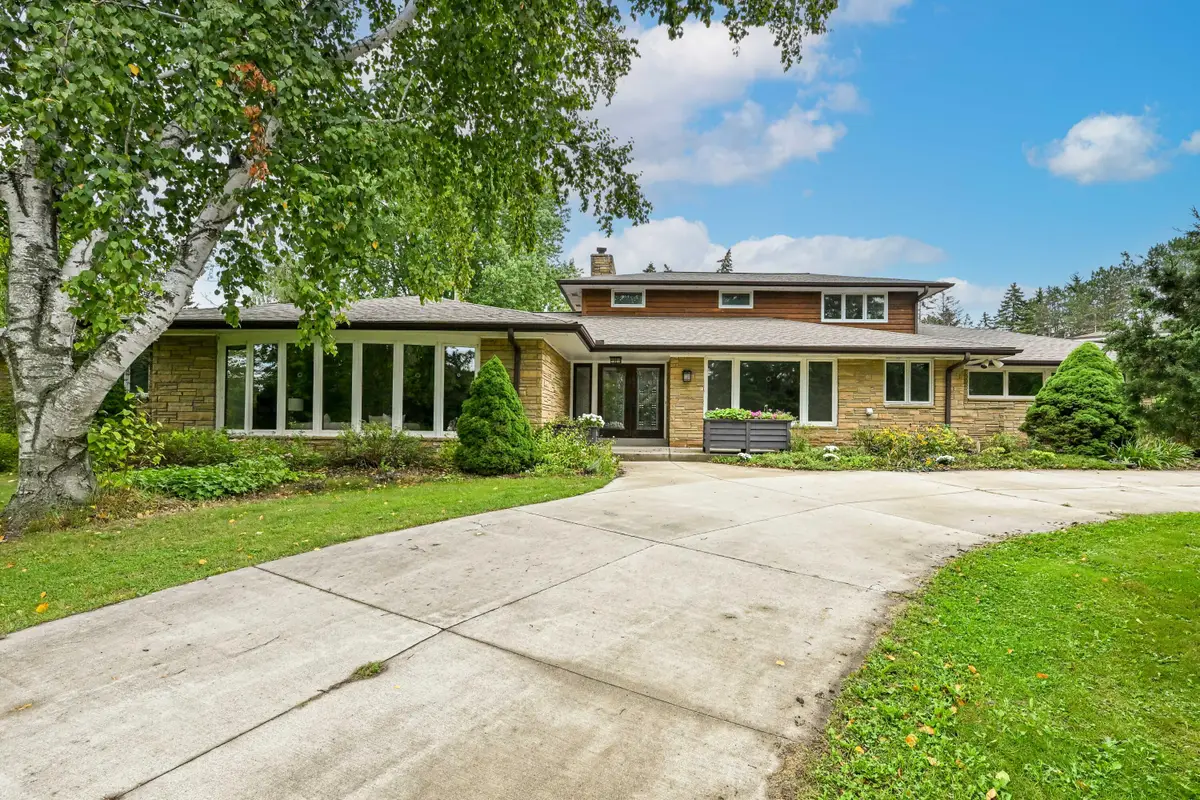 7550 N Pheasant Ln, River Hills, WI 53217 - #1