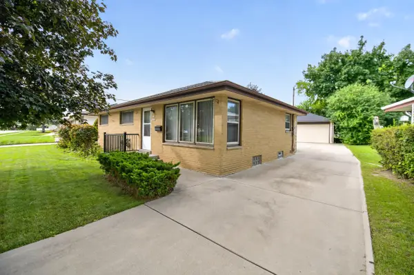 W149N8183 Winchester Dr, Menomonee Falls, WI 53051