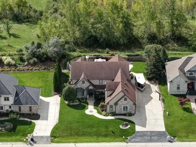 11011 W Meadowcreek Dr, Milwaukee, WI 53224 - #3