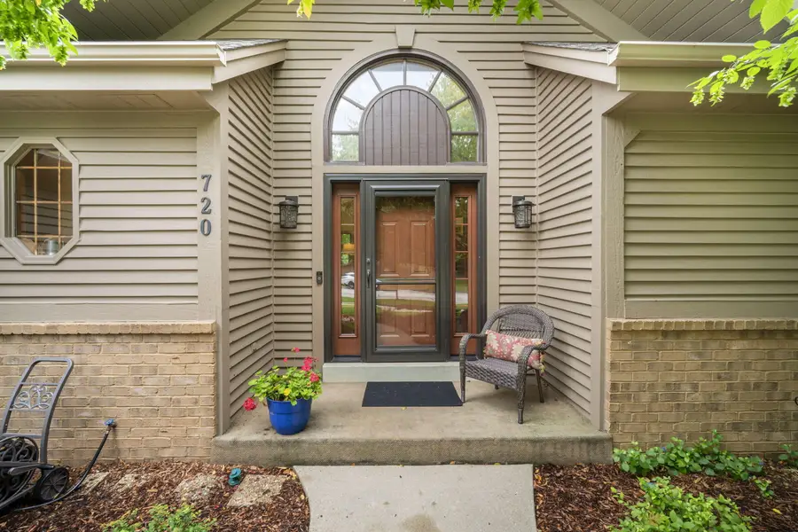 720 Schloemer Dr, West Bend, WI 53095 - #2