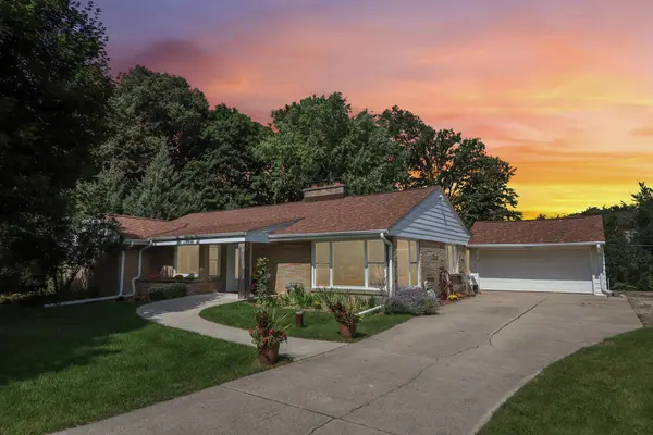 5004 W Hiawatha Dr, Mequon, WI 53092