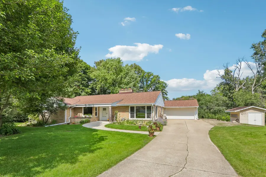 5004 W Hiawatha Dr, Mequon, WI 53092 - #2