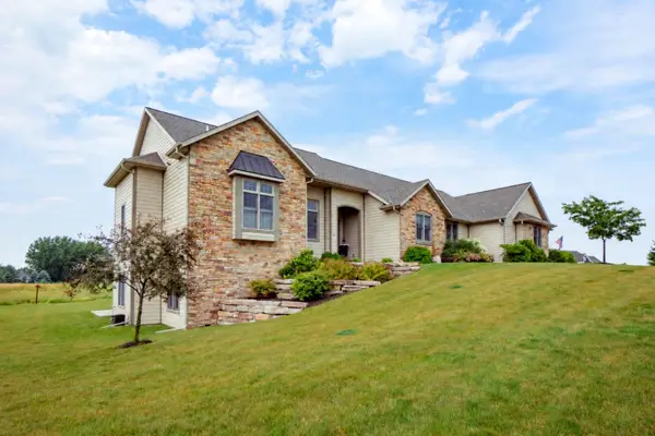 4268 S Woodcrest Ridge Dr, West Bend, WI 53095