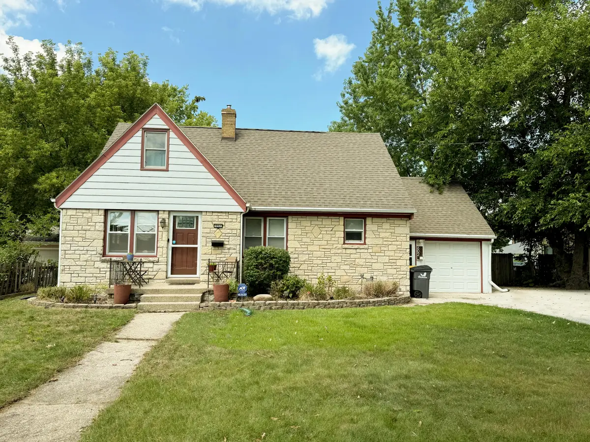602 E College Ave, Waukesha, WI 53186 - #1