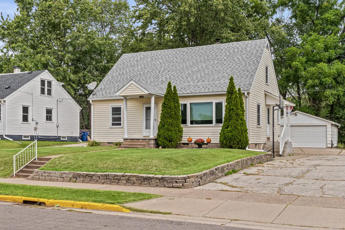 959 Wilson St, Onalaska, WI 54650 - #1