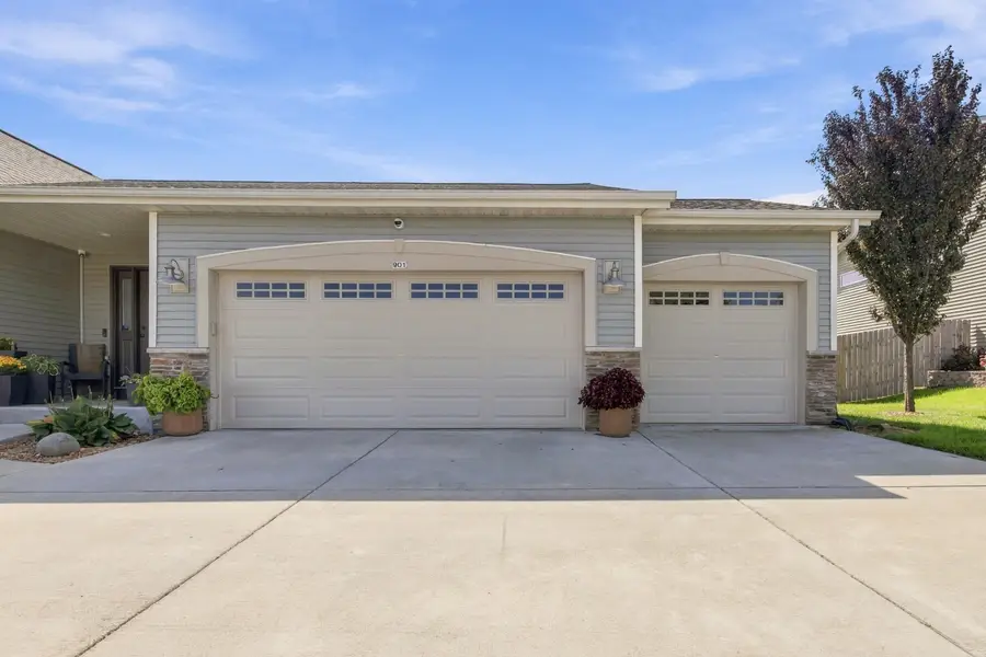 901 Casey Dr, Watertown, WI 53094 - #3