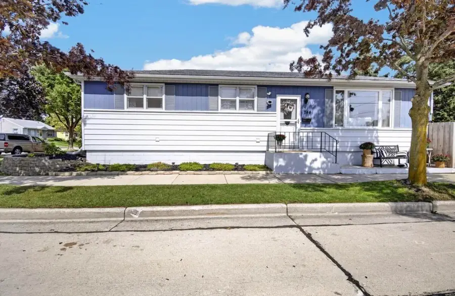 744 Shoreland Dr, Racine, WI 53402 - #2