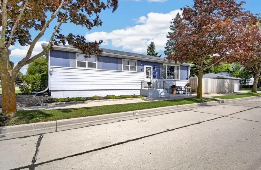 744 Shoreland Dr, Racine, WI 53402 - #3