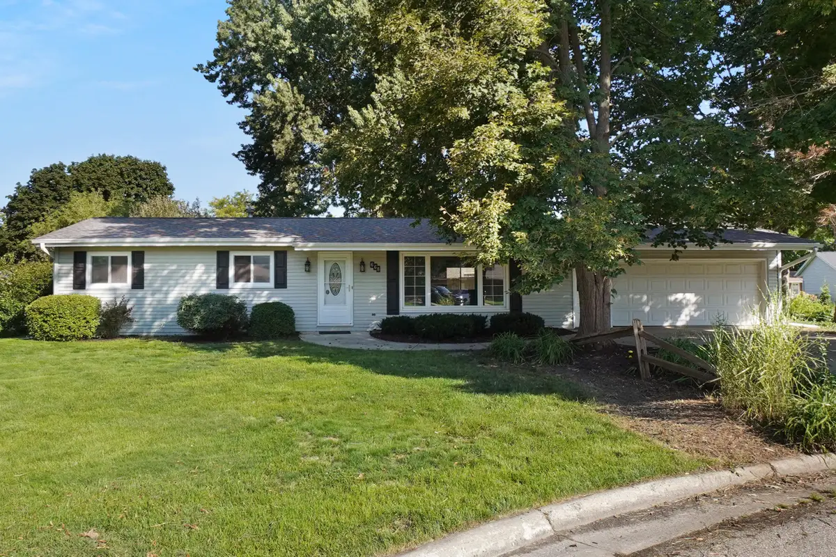 668 Tulip Ct, Oconomowoc, WI 53066 - #1