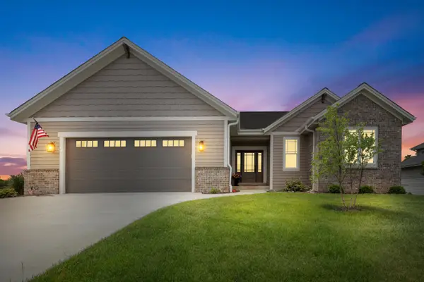 S54W25469 Pebble Brook Ct, Waukesha, WI 53189