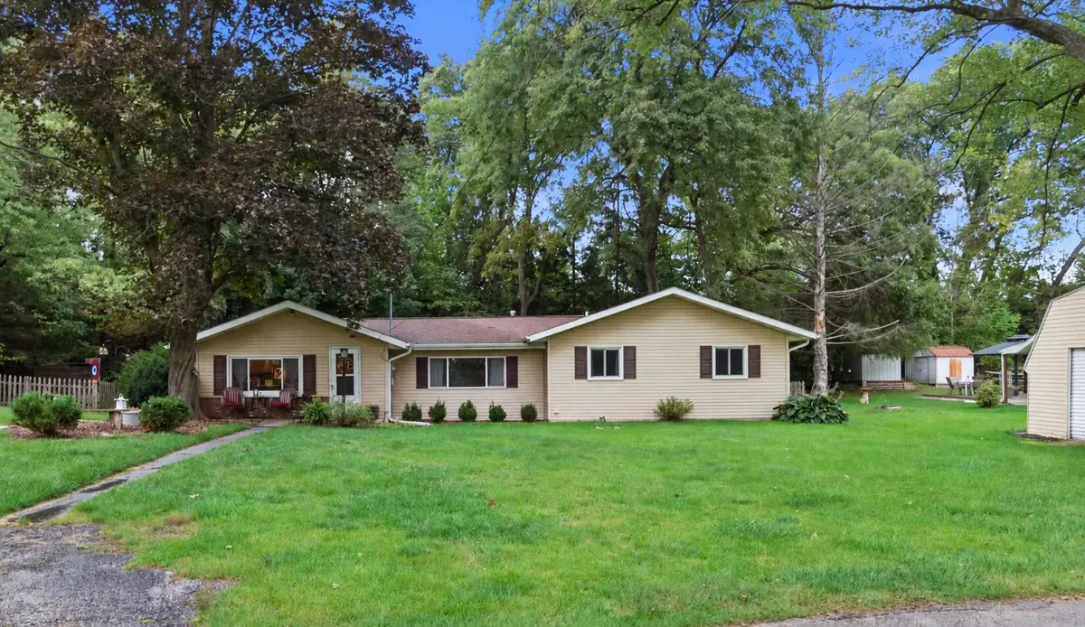 915 Bay View Ave, Twin Lakes, WI 53181 - #1