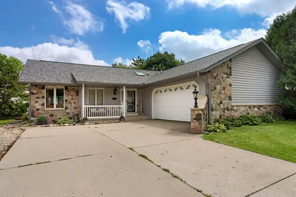 645 W Estate Ct, Elkhorn, WI 53121