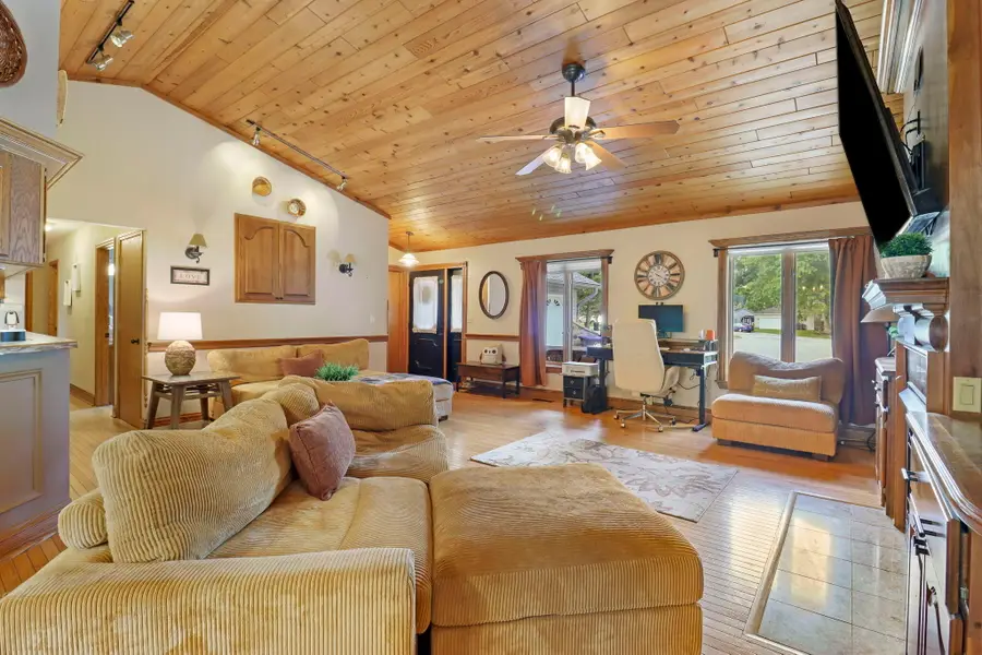 645 W Estate Ct, Elkhorn, WI 53121 - #2
