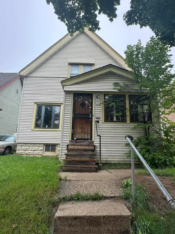 2222 W Finn Pl, Milwaukee, WI 53206