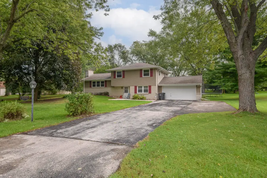 W276N1606 Spring Creek Dr, Pewaukee, WI 53072 - #3