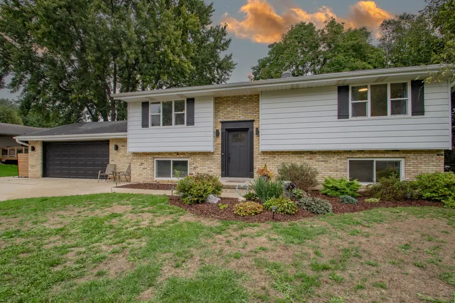 513 Mary Knoll Ln, Watertown, WI 53098 - #2