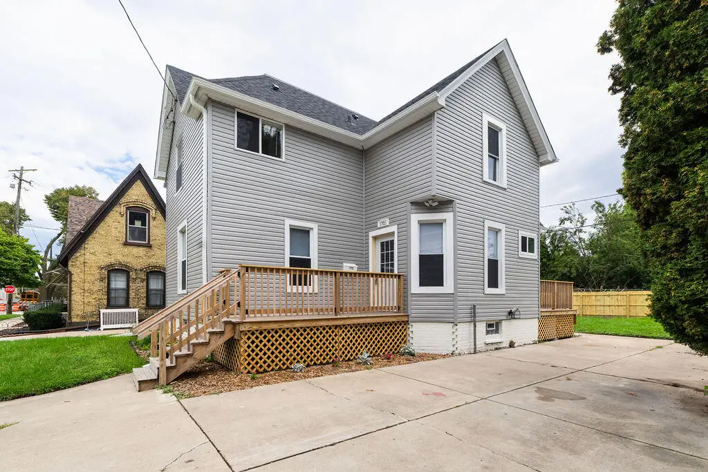1721 Saint Clair St, Racine, WI 53402 - #1