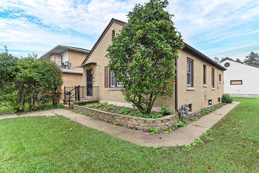 4032 N 92nd St, Milwaukee, WI 53222 - #3