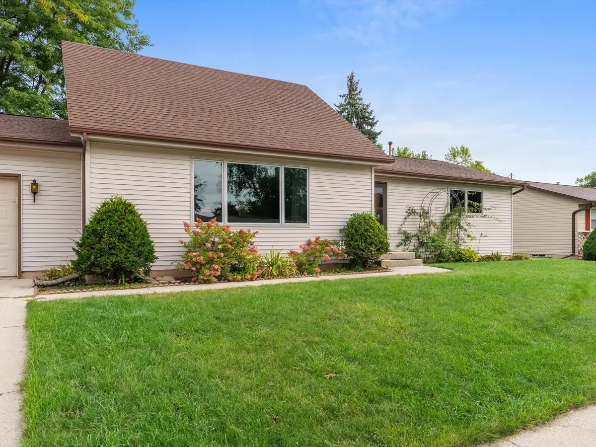 1378 Irving Cir, Manitowoc, WI 54220 - #1