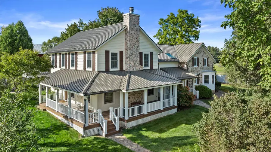 2237 Washington Ave, Cedarburg, WI 53012 - #2
