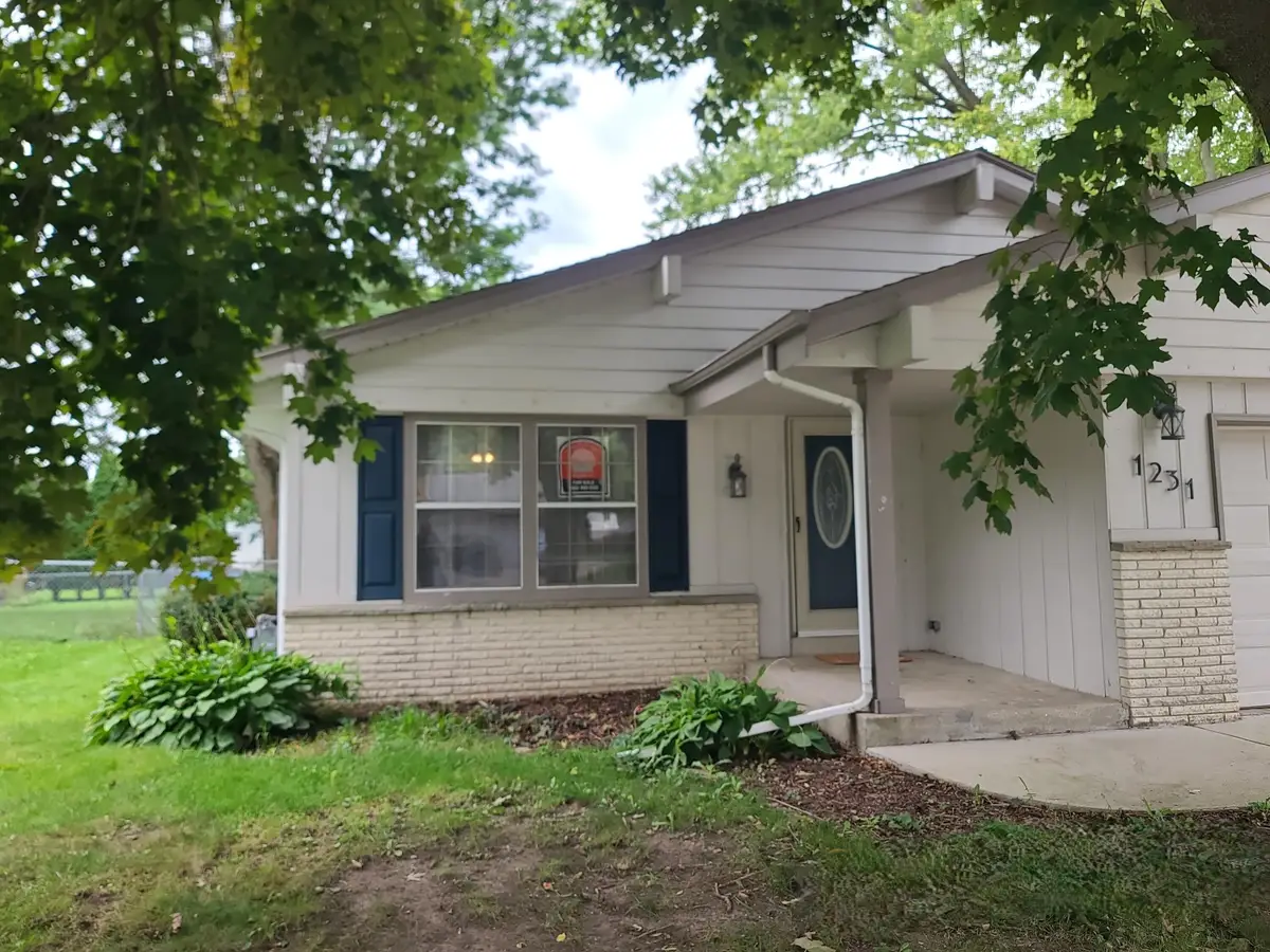 1231 School Dr, Waukesha, WI 53189 - #1