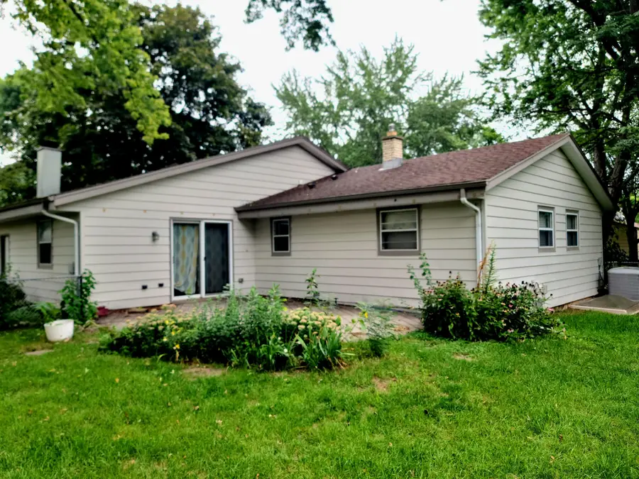 1231 School Dr, Waukesha, WI 53189 - #3