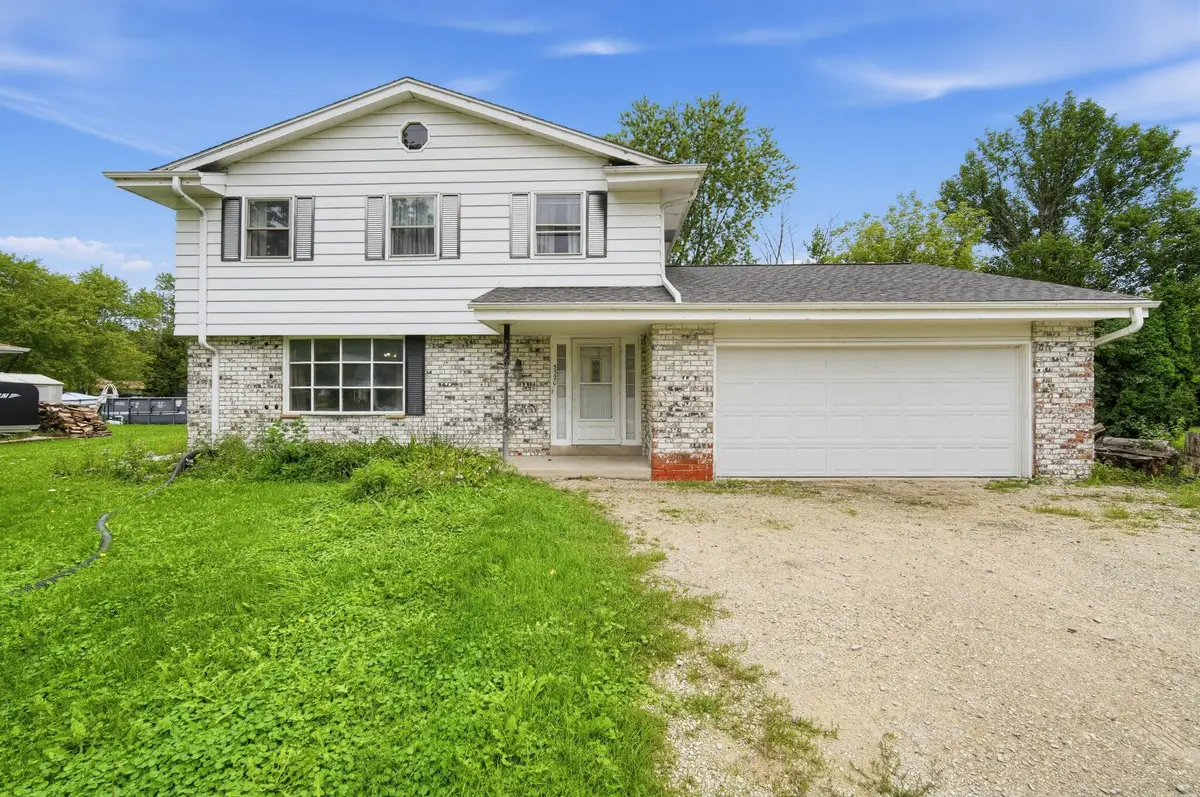 5320 S Tuckaway Dr, Greenfield, WI 53221 - #1