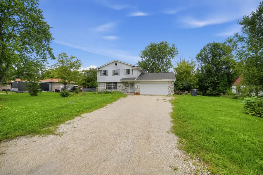 5320 S Tuckaway Dr, Greenfield, WI 53221 - #2