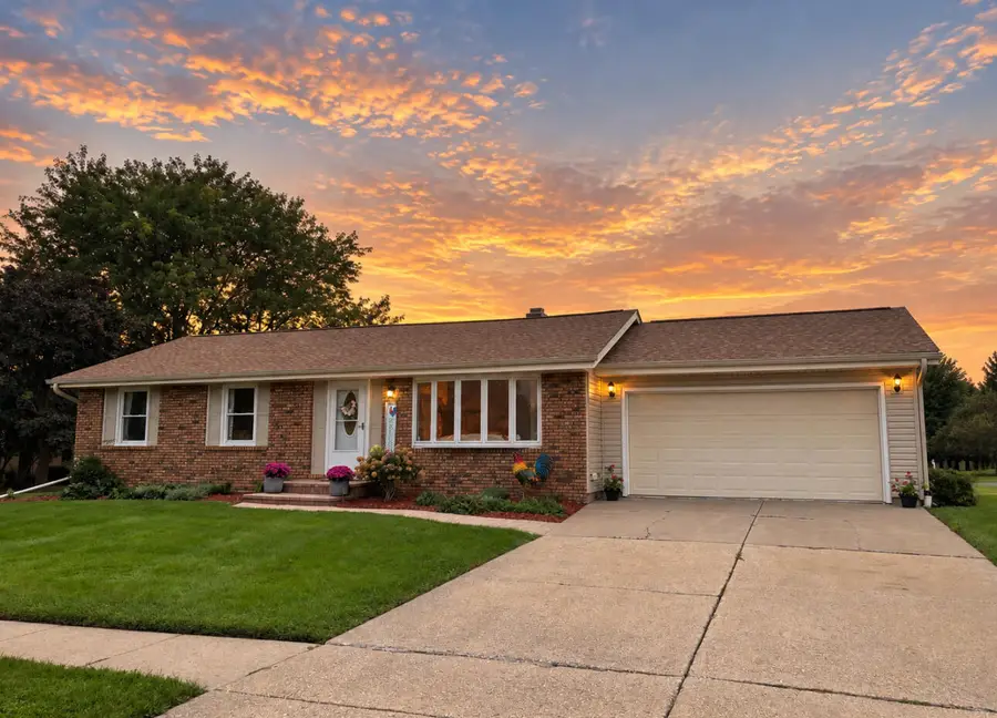 512 Westview Ave, Clinton, WI 53525 - #2